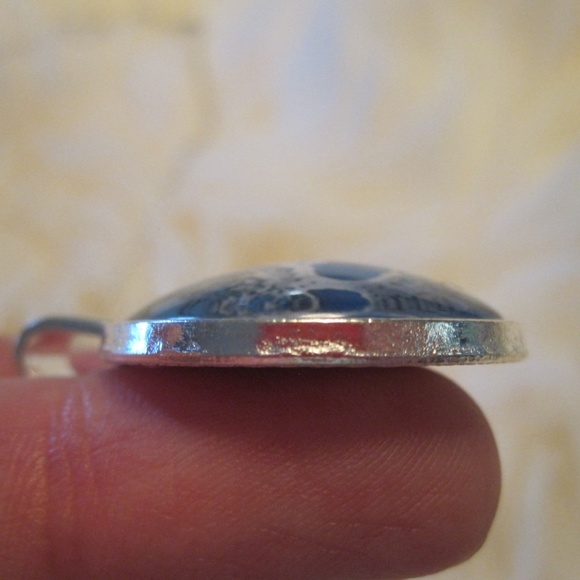 SALE!! yinyang shape cabochan glass necklace NWOT - Picture 8 of 8